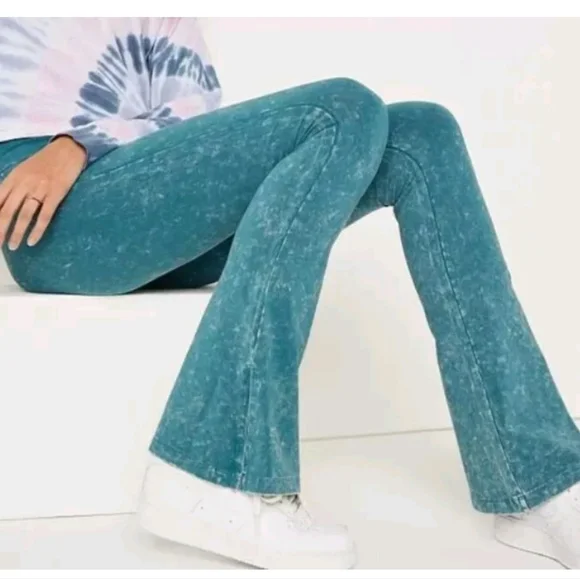 Victoria's Secret PINK Yoga Pants - Picture 2 of 16